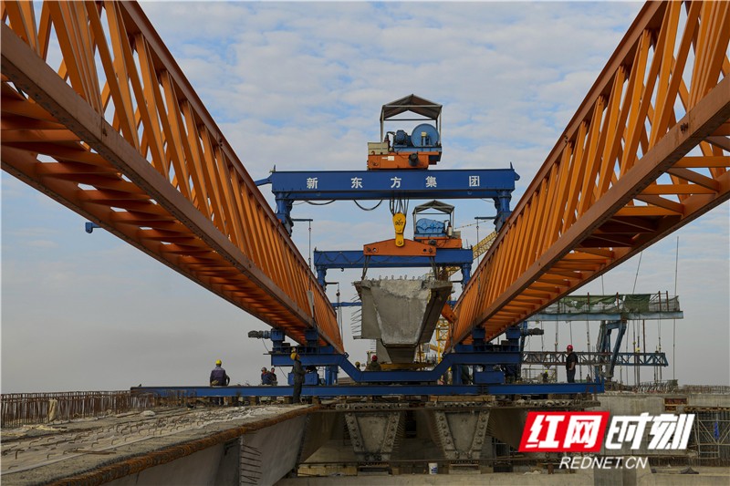 2021年1月13日,湖南省永州市道县G207绕城线工地现场,工人在架设潇水三桥桥梁。 (6)_副本.jpg