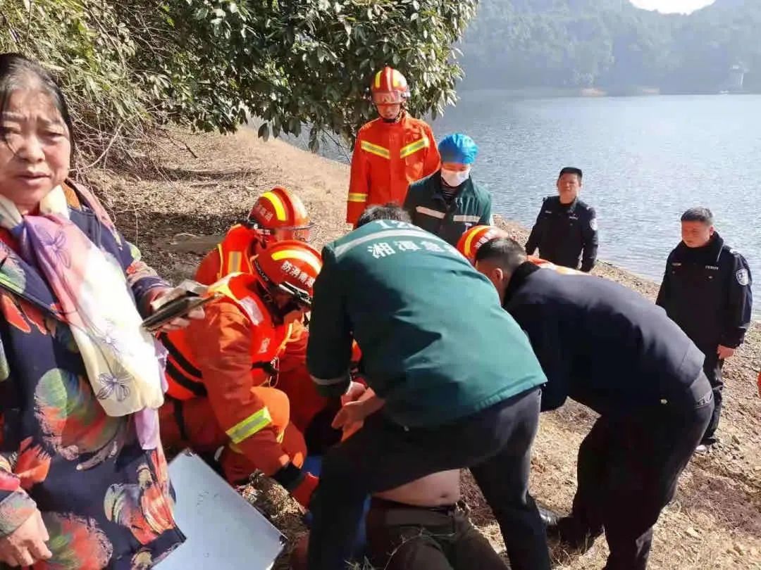 传递暖心正能量韶山民警勇救落水老人