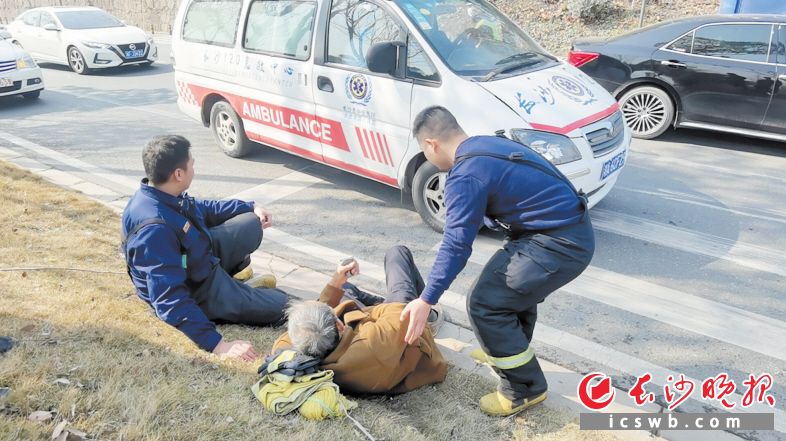 　　救护车及时赶到，消防员协助医务人员将老人送上车。长沙晚报通讯员 胡宇波 供图