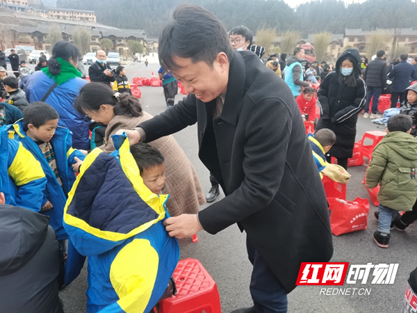 禾库镇镇长为留守儿童穿新衣服1.jpg