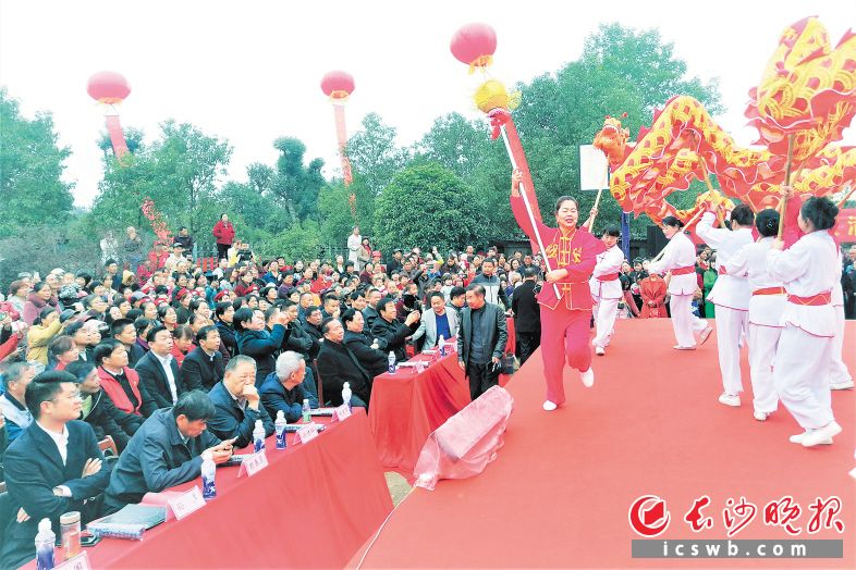 　　→双江口镇槎梓桥村举行重阳节文艺汇演，近2000名村民陶醉在快乐乡风之中。　　张禹 摄