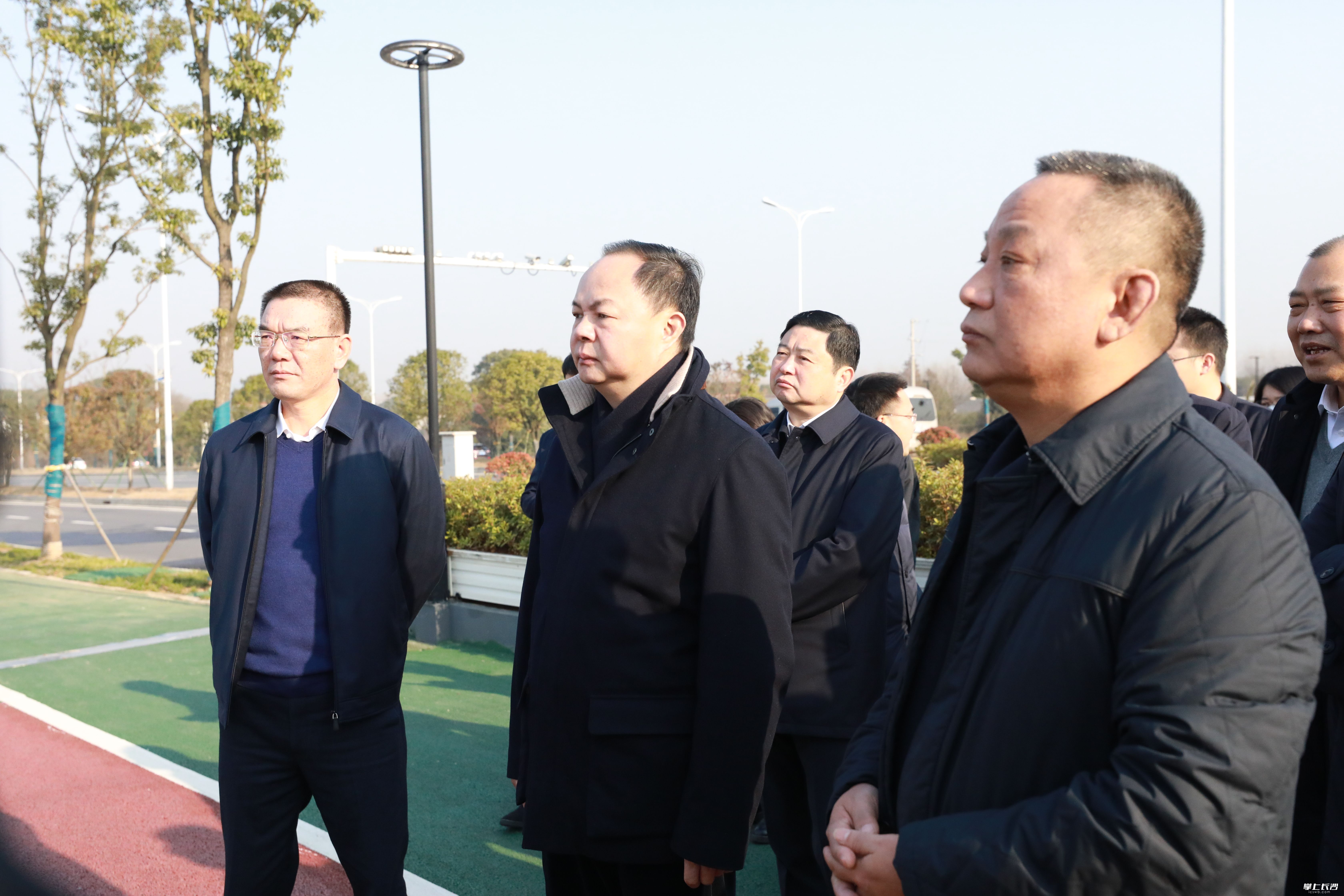 郑建新调研金星北路提质改造、海归小镇规划选址，出席香炉洲大桥开工活动。 刘书勤 摄