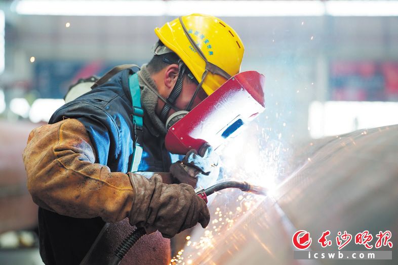 　　三一中起的员工正在加紧进行设备的组装，以便尽快投入生产。　　长沙晚报全媒体记者 邓迪 摄