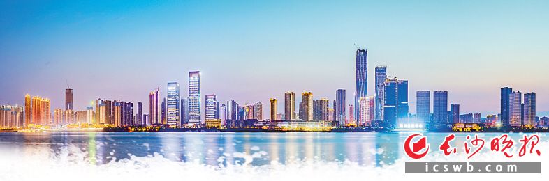 过去的一年，岳麓区积极推进党的建设、三大攻坚战、营商环境优化、乡村振兴等工作，营造了良好的政治生态、自然生态和产业生态。图为夜色中的滨江新城。