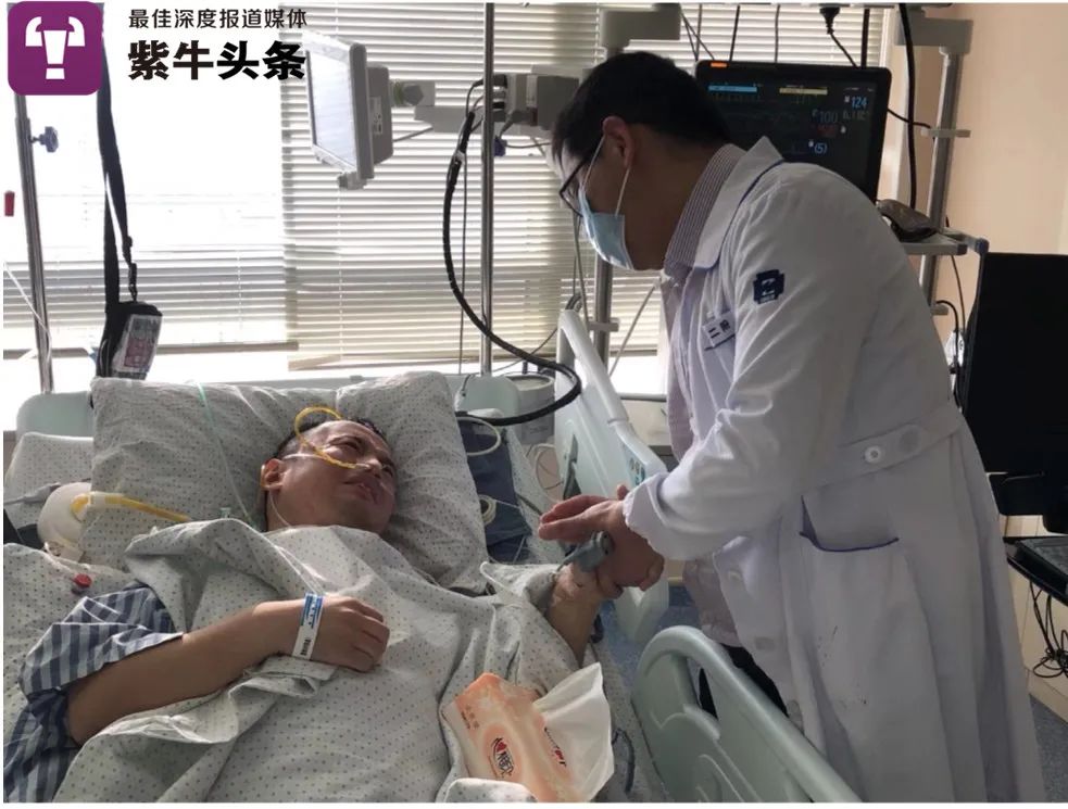 尹序乐躺在病床上
