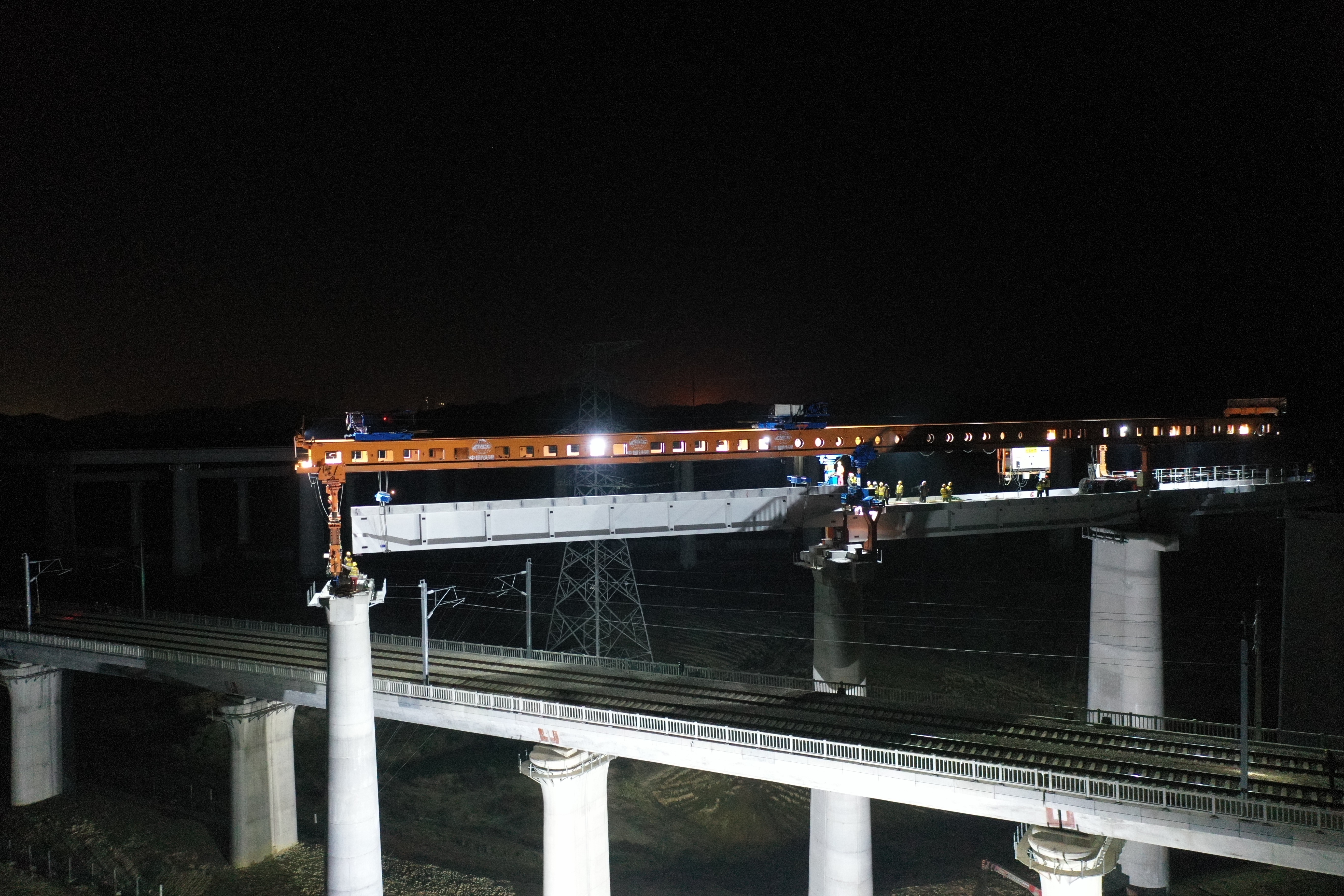 常益长铁路至长株潭城铁下行联络线特大桥T梁架设施工现场。