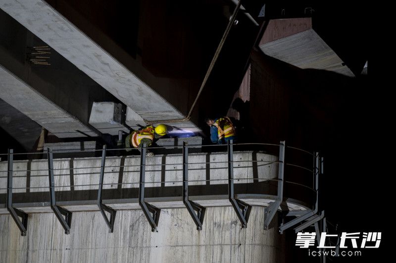 凌晨2时，工人们正在常益长铁路至长株潭城铁下行联络线特大桥乌山段施工。