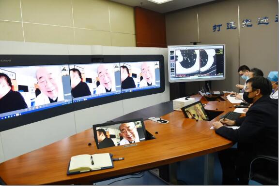 郑州人民医院远程会诊中心,专家们为患者解疑答惑(郑州人民医院供图)