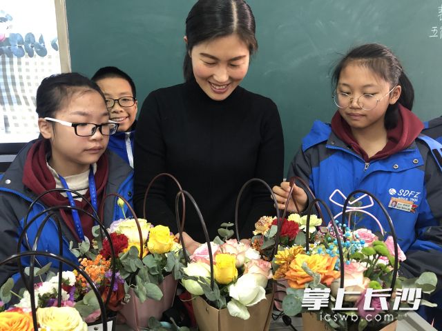 去年10月以来，湖南师大附中博才实验中学学士校区将花艺引入学生课堂。均为受访者供图