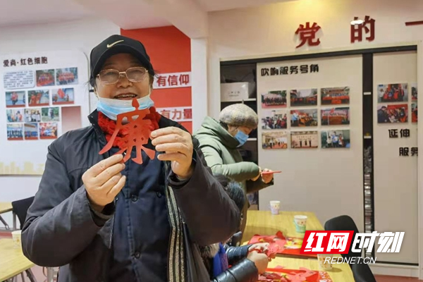 党员孙菊华展示自己剪的廉字_副本.jpg