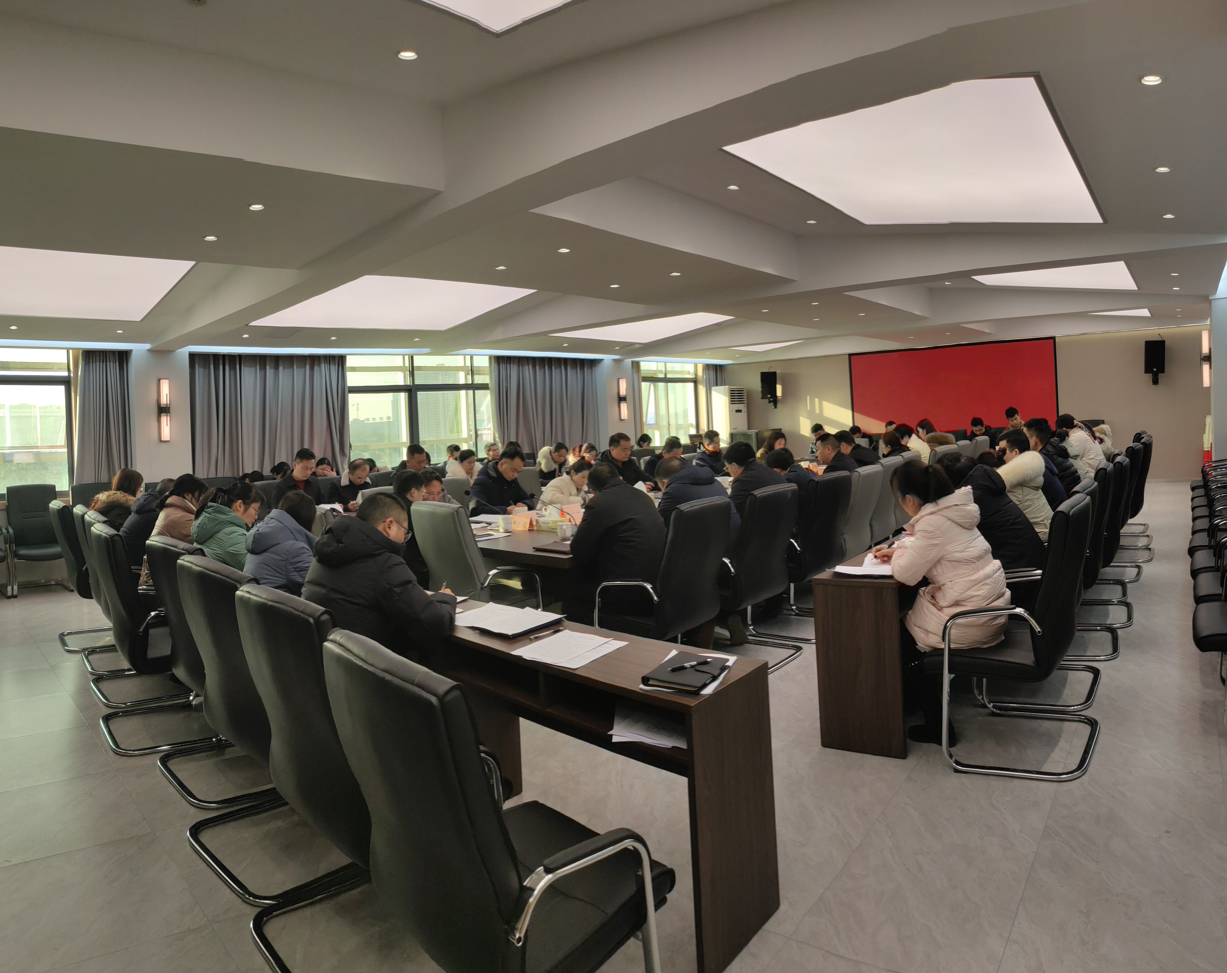洋湖街道深入传达学习贯彻区委五届十次全会精神.jpg