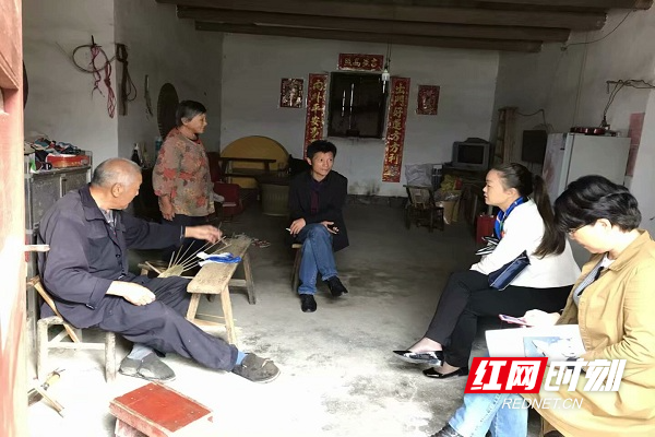 青山乡党委书记郭叙莉（右二）深入罗家村罗家组与群众座谈交流-1.jpg