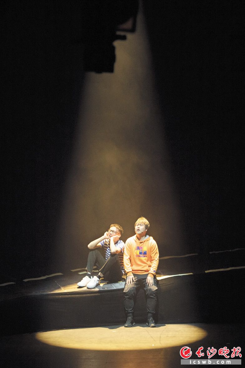 　　岳麓山青年戏剧节期间，青年演员在舞台上述说“戏剧梦”。长沙晚报全媒体记者  黄启晴 摄