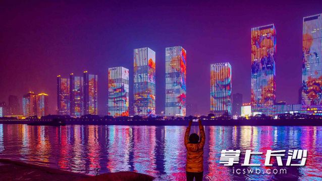 湘江东岸沿线楼宇上的绚丽斑斓的灯光将夜长沙点亮。图片均为长沙晚报全媒体记者 贺文兵 通讯员 葛青 摄影报道