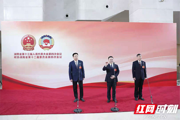 举手示意.jpg
