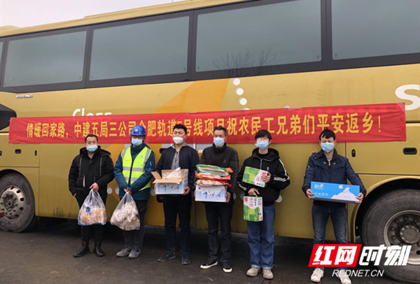 项目部为工友准备的牛奶面包等.jpg 项目部为工友准备的牛奶面包等.jpg