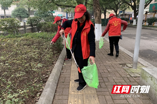 志愿者在向阳湖边拾取垃圾_副本.jpg 志愿者在向阳湖边拾取垃圾_副本.jpg