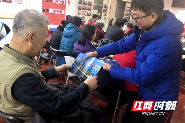 工作人员向居民发放河长制宣传手册_副本.jpg 工作人员向居民发放河长制宣传手册_副本.jpg