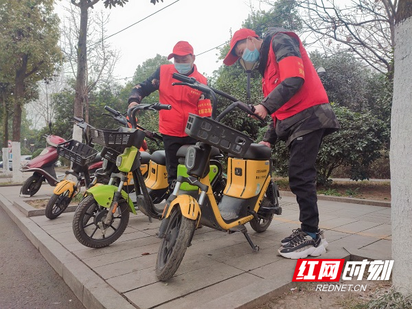 东站社区“红‘岭’先锋”志愿者正在整理乱停的共享单车。（图片来源：刘美吟）.jpg