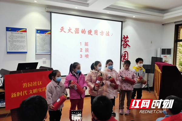 青少年分组模拟使用灭火器_副本.jpg