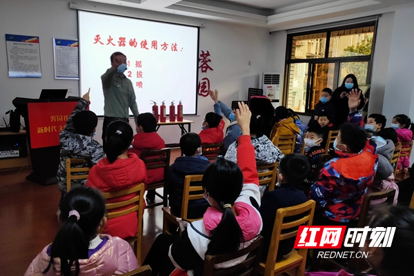 青少年踊跃举手回答消防知识_副本.jpg