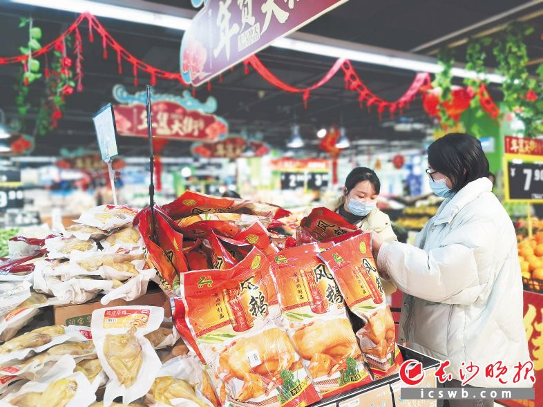 　　在苏宁家乐福芙蓉店，市民正在选购半成品年菜。　　长沙晚报全媒体记者 刘捷萍 摄