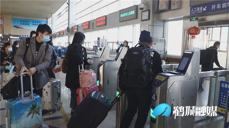 毛克文 春运首日火车站.mp4_20210128_162958.652.jpg