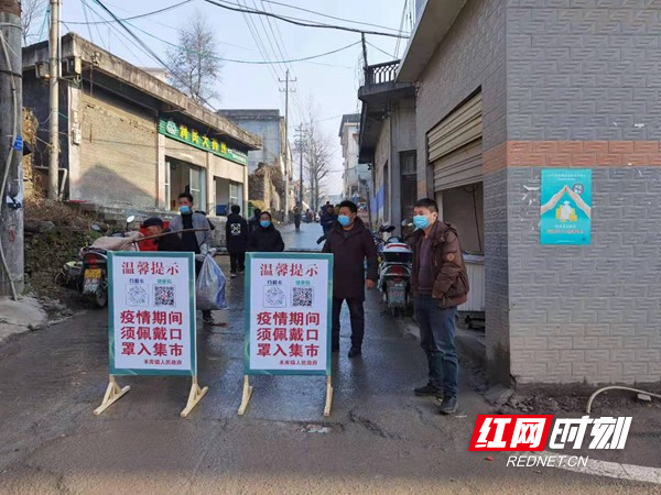 镇政府干部在主要路口严防死守.jpg