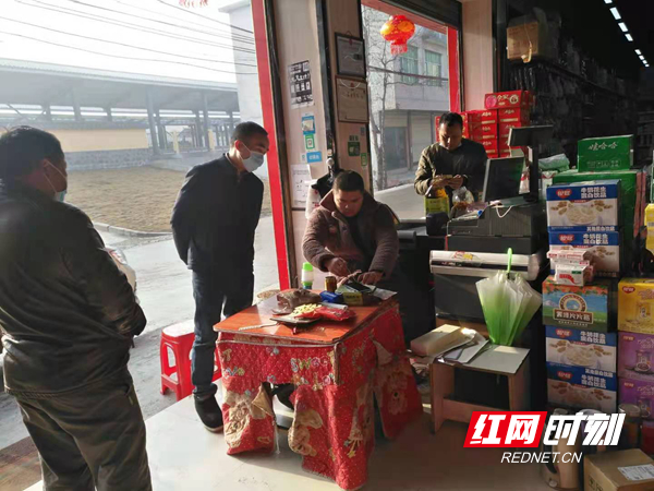 督促商家佩戴口罩，做好防控.jpg