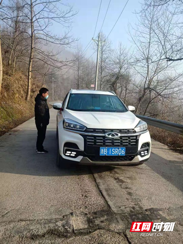 镇执法工作人员进行交通整治.jpg