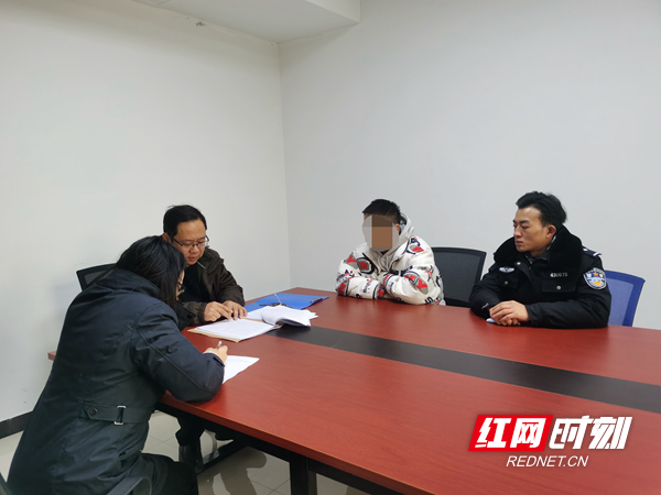 3、两地执行干警一起做被执行人思想工作.jpg