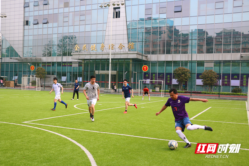 踢球健身.JPG 踢球健身.JPG