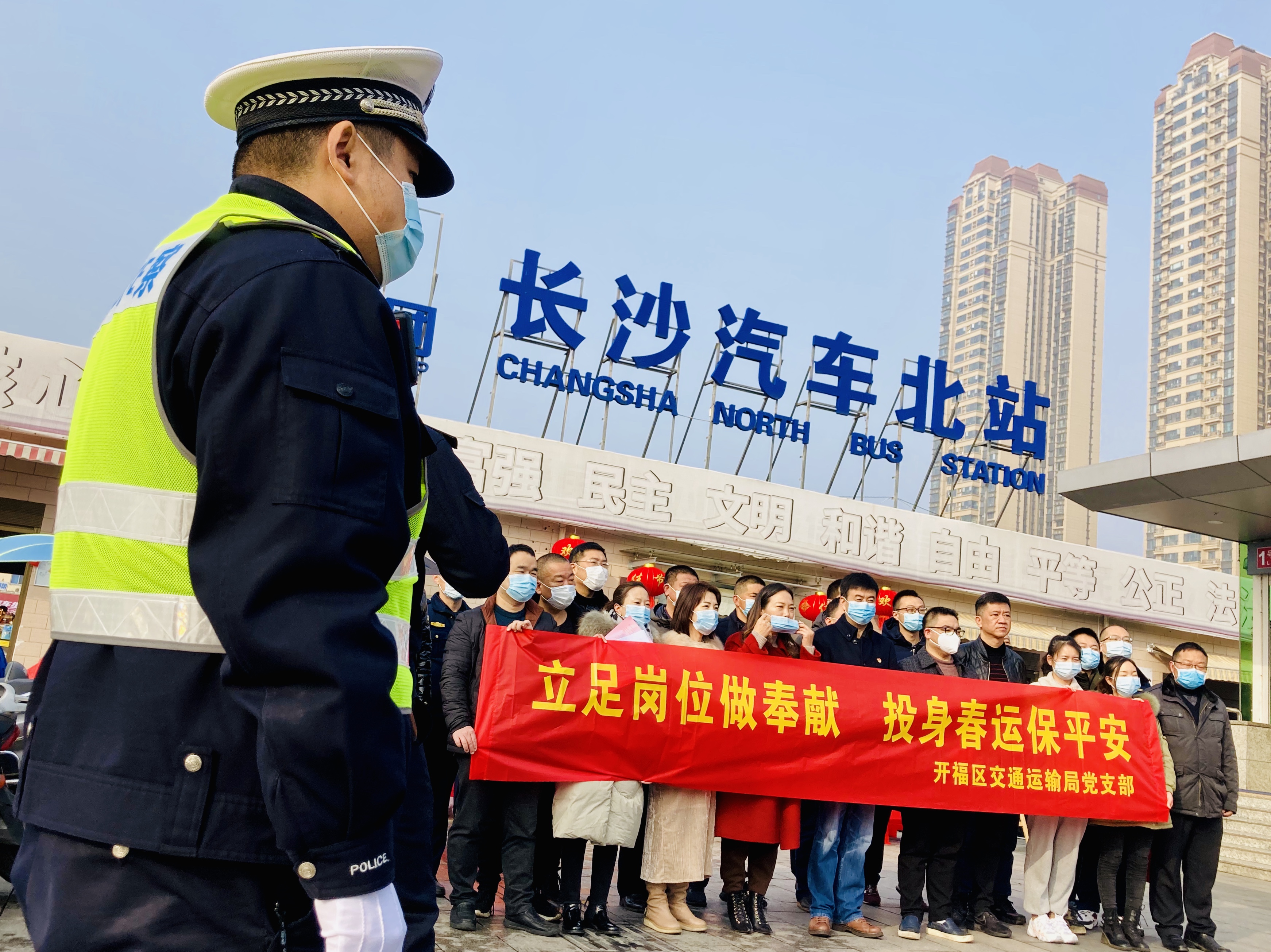 開福區(qū)交通運(yùn)輸局黨支部志愿者深入車站開展志愿服務(wù)。 均為長沙晚報(bào)全媒體記者 李卓 攝