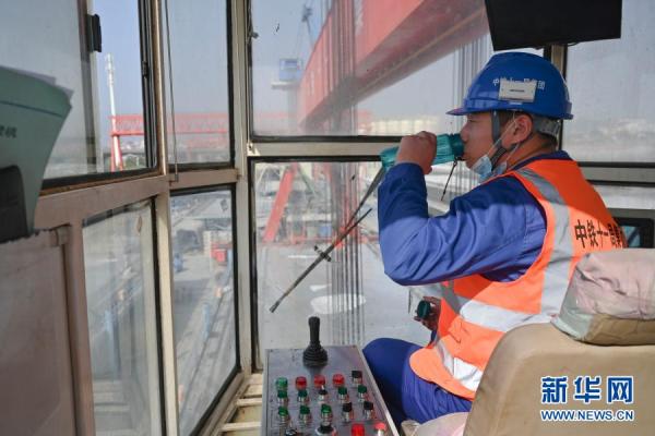 高铁建设工地上的提梁机司机：举重若轻高空中