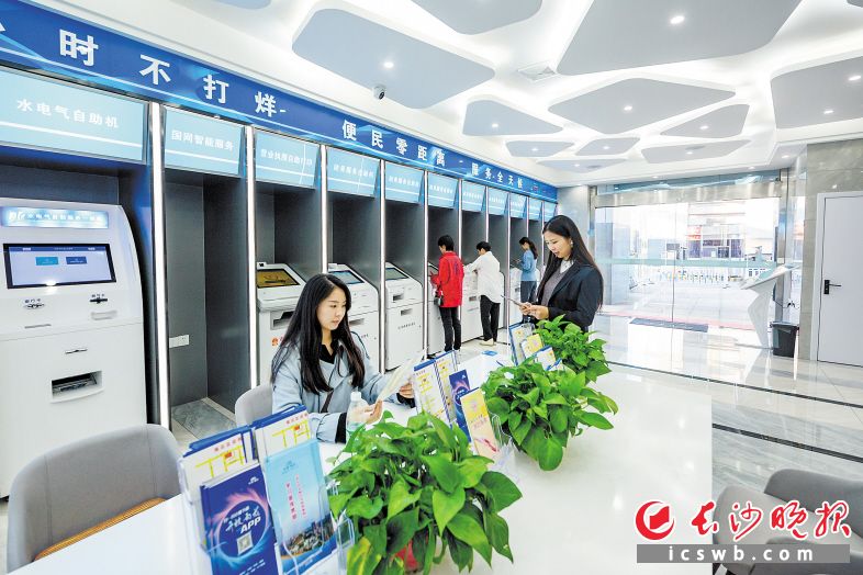 　　雨花区24小时政务自助服务厅内，生活服务智能设备、政务自助服务机等一应俱全，贴心为企业和市民帮解大小事。  陈飞  摄