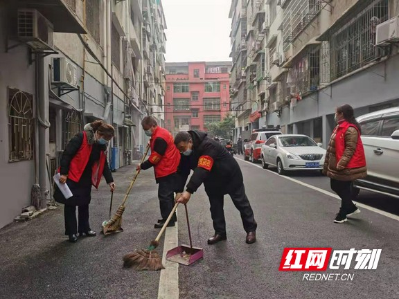 “民主管理小组”正在开展疫情防控和卫生清扫。.marked.jpg
