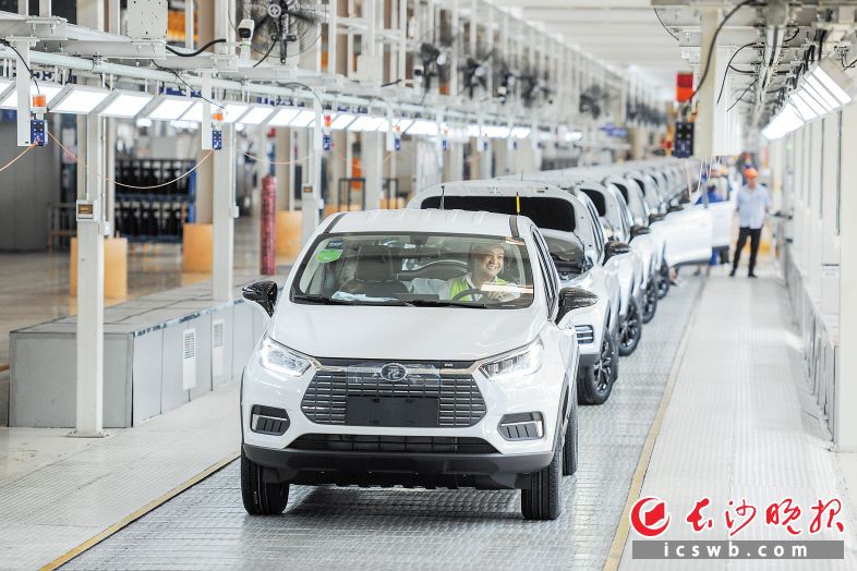 　　雨花区积极抢占先进制造业“制高点”，比亚迪智能化生产车间内产品加速下线。雨花区委宣传部供图