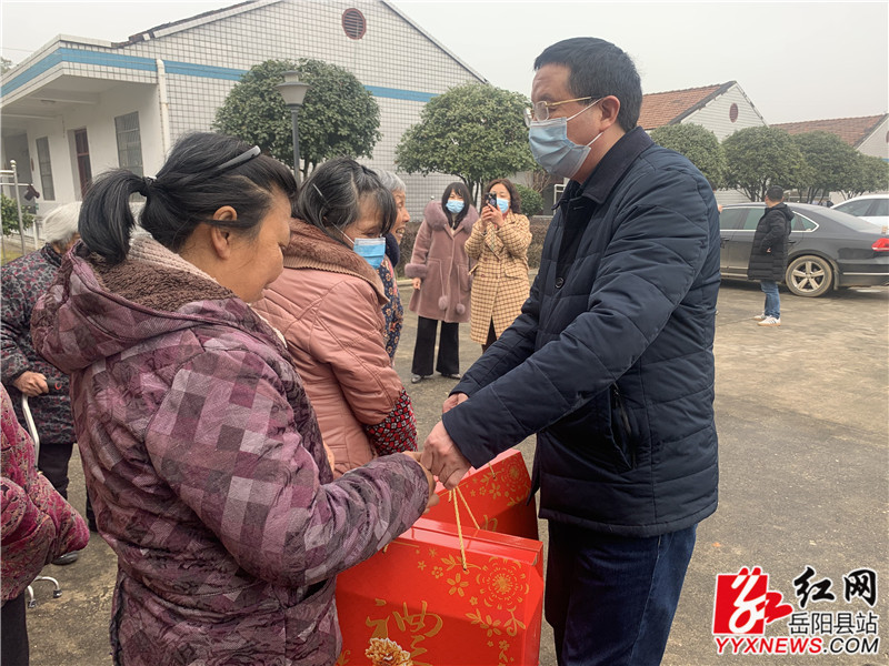 民政局主要负责人向困难群众送温暖2.jpg 民政局主要负责人向困难群众送温暖2.jpg