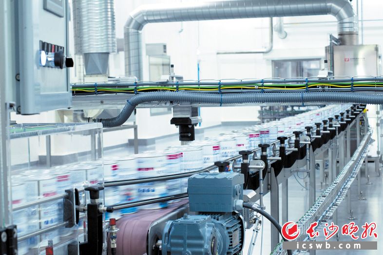 　　↓望城注重高新技术、高附加值产业的布局谋篇。在澳优乳业智慧工厂无菌工厂内，每分钟可下线120罐奶粉。