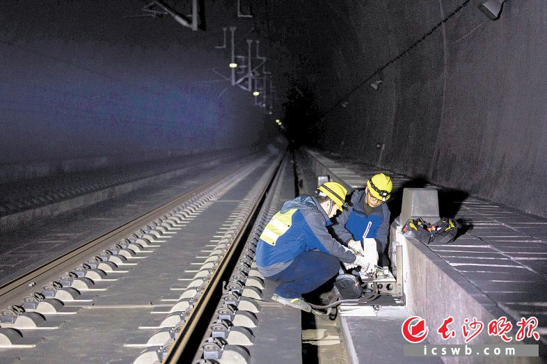 　　隧道内，作业人员正在使用专用测试仪器测量轨道电路参数。长沙晚报全媒体记者 吴鑫矾 通讯员 王极 摄影报道