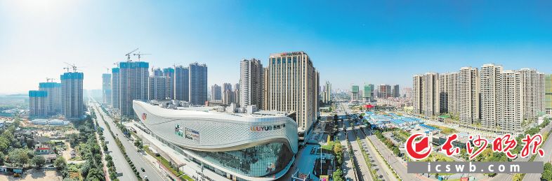 　　高楼林立、大道通衢，在高质量发展之路上飞奔的雨花，处处一片盎然生机。  陈飞 摄