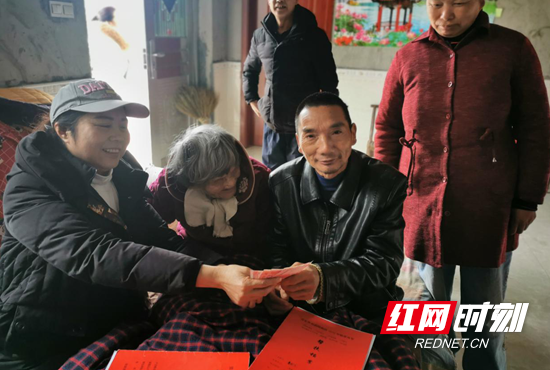 帮扶干部入户走访，开展春节前慰问活动.png
