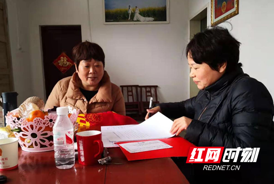 与贫困户签订家庭产业帮扶协议.png