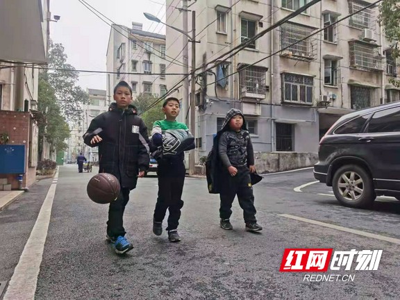 在小区内踢足球的小朋友。.marked.jpg