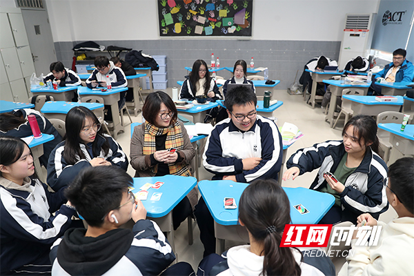 9。中午休息时间，李哲锦和同学拖着班主任一起玩国外很流行的“ukwon”纸牌游戏。.jpg