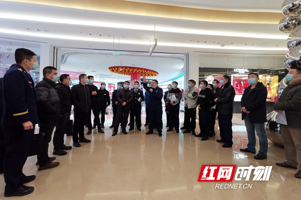 7、专家现场讲解消防设施.jpg