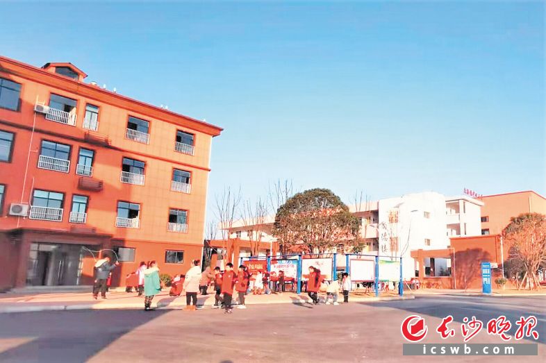 　　在大同灰汤小学，新建的校园成为孩子们的乐园。 长沙晚报通讯员 熊伟 供图