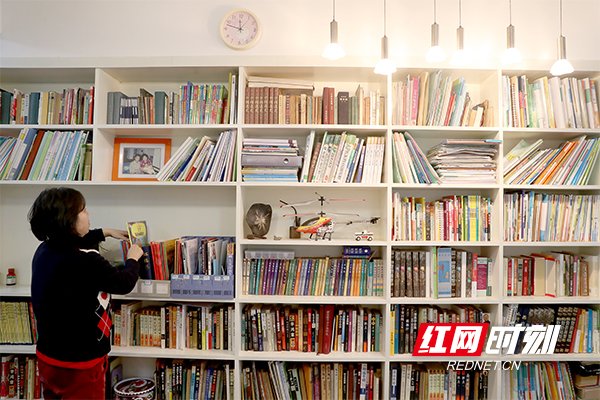 15.李哲锦的家里有一面很大的书墙。因为李哲锦喜欢看书，母亲也陪着他。把母亲麻将这个爱好改成了爱好学习。。.jpg