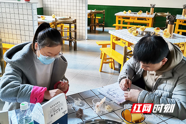 市场监管部门对承办年夜饭的餐饮门店专项检查，对食品原辅料进行罂粟壳、甲醛、双氧水等指标的快速检测。1.jpg