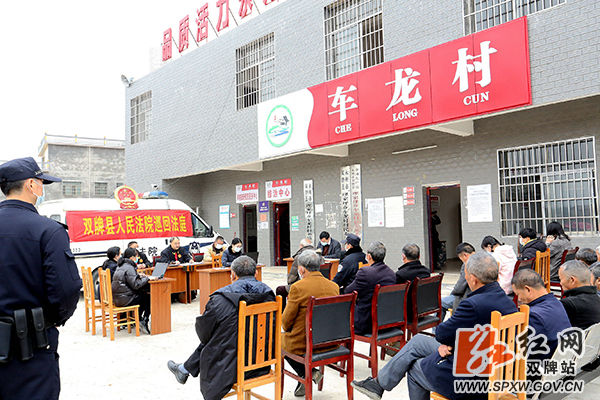 64.庭审现场吸引了周边40余名村民群众前来旁听_副本.jpg